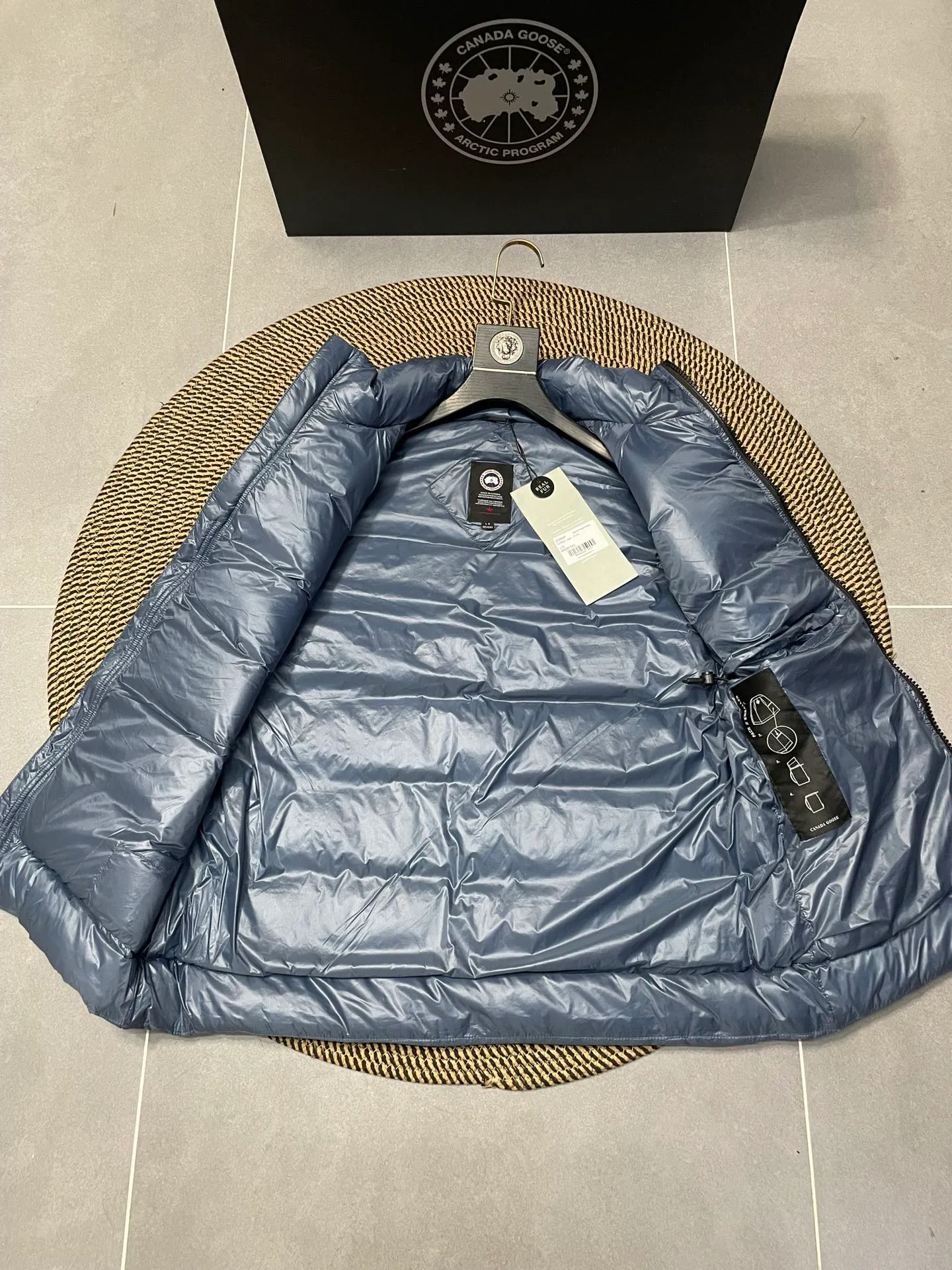 P560 Canadian brand CanadaGoose men's and women's CROFTON lightweight down vest 2229M DWR water-repellent treatment WindWall windproof fabric 700 fleece filling original mold opening details one to one production The upper body effect is stunning Exclusively available on the Xiaohongshu purchasing platform The highest version on the market Size: XS S M L XL XXL